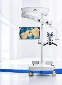 Microscope opératoire dentaire MediWorks SM 626 M complet, sur statif mobile à roulettes, avec écran de visualisation