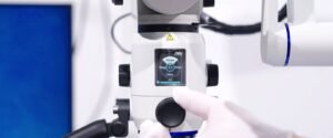 Tête optique du SM 626 M, molette de réglage de l'intensité lumineuse actionnée d'un doigt