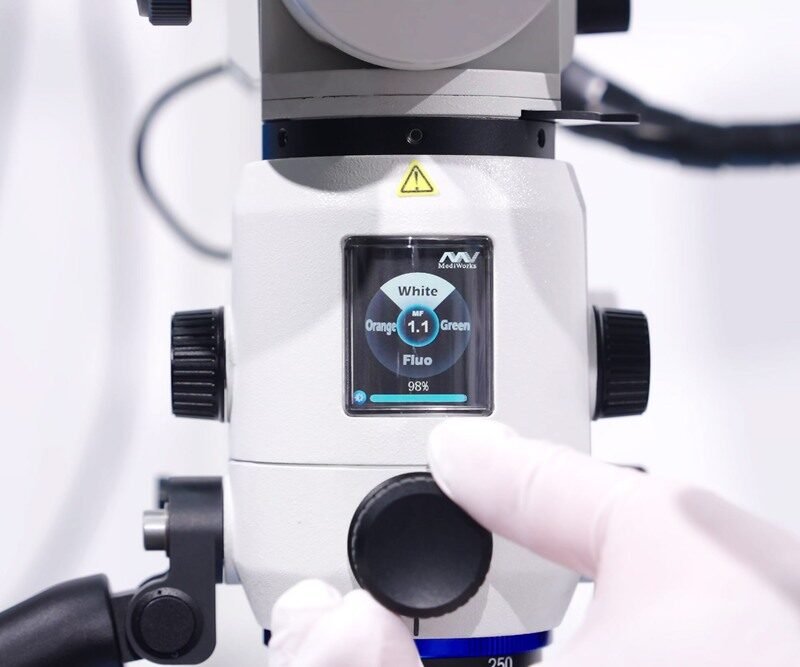 Tête optique du SM 626 M, molette de réglage de l'intensité lumineuse actionnée d'un doigt
