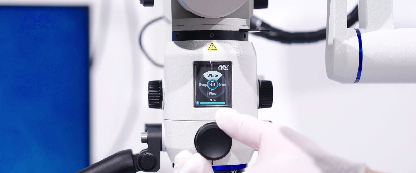 Tête optique du SM 626 M, molette de réglage de l'intensité lumineuse actionnée d'un doigt