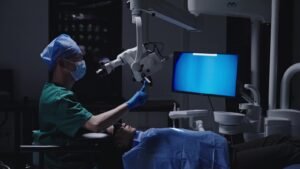 Le champ opératoire retransmis en direct sur écran depuis la caméra 4K intégrée du SM 626 M