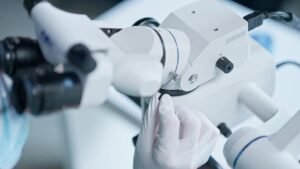 Commandes du SM 626 M manipulées en main gantée, sans lâcher le champ opératoire